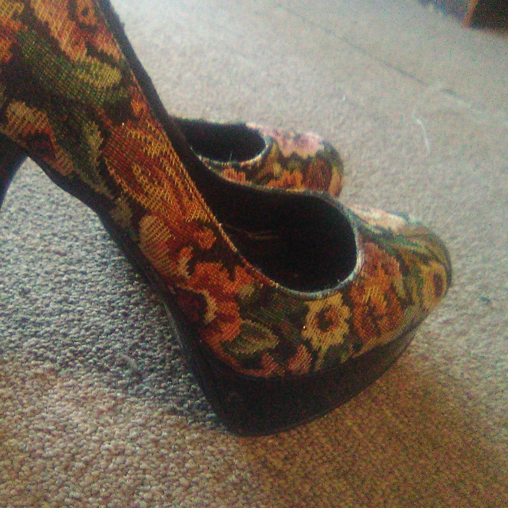 Flowered pattern heels - Picture 2 of 3